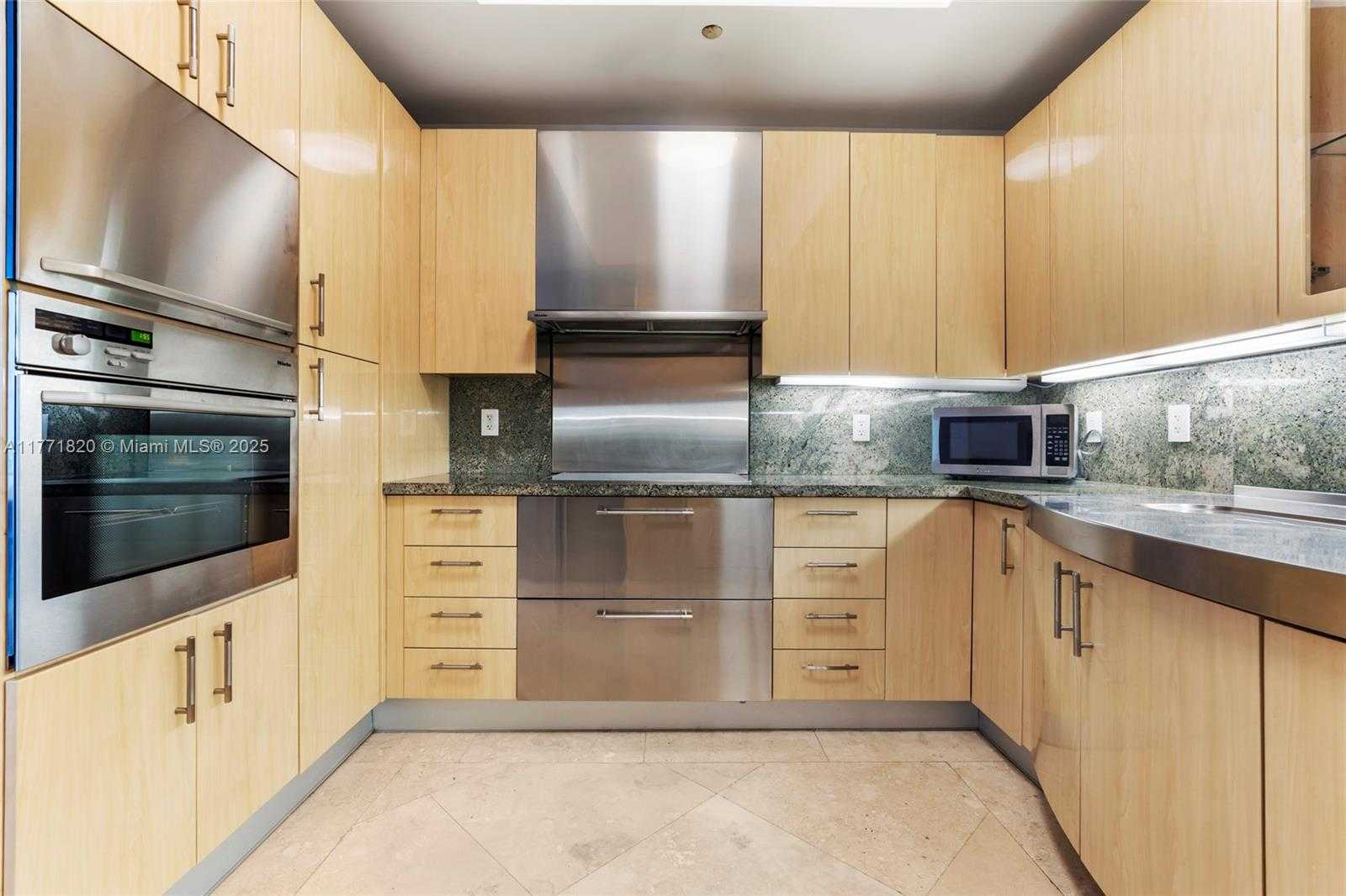 Small Image of 100 SOUTH POINTE DR #1810, Miami Beach Number 15