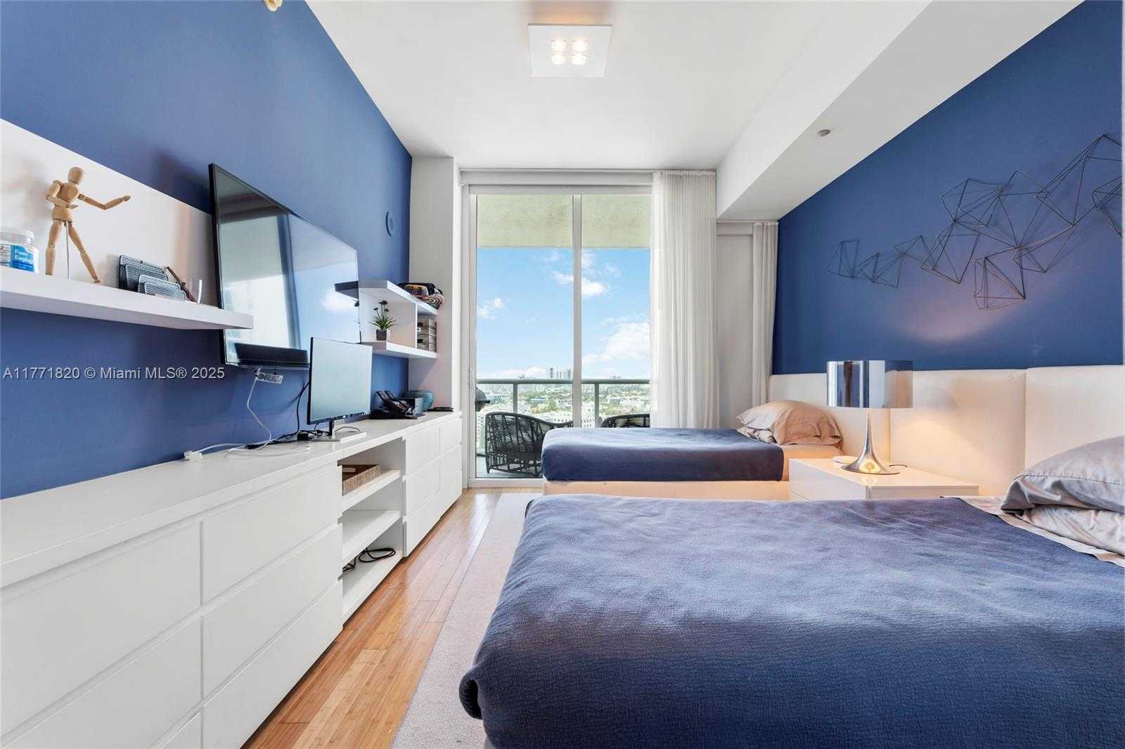 Small Image of 100 SOUTH POINTE DR #1810, Miami Beach Number 24