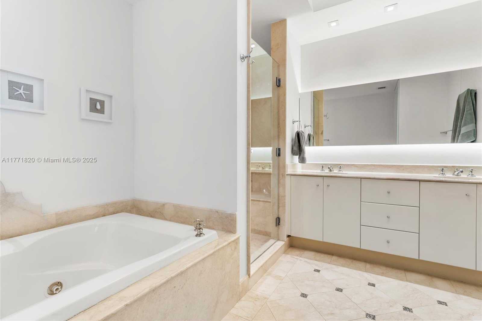 Small Image of 100 SOUTH POINTE DR #1810, Miami Beach Number 27