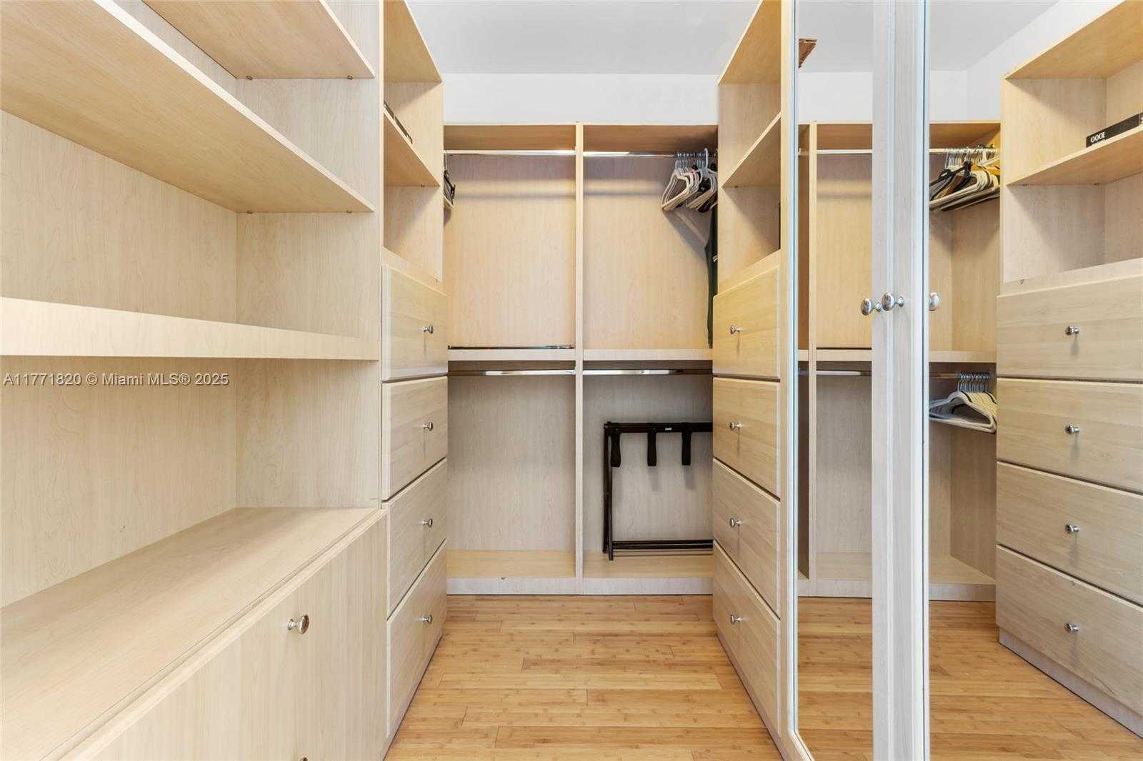 Small Image of 100 SOUTH POINTE DR #1810, Miami Beach Number 30