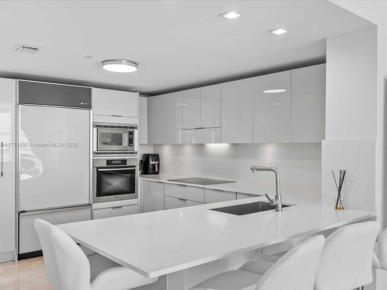 Small Image of 6801 COLLINS AVE #1402 Door (1412 Legal), Miami Beach Number 18