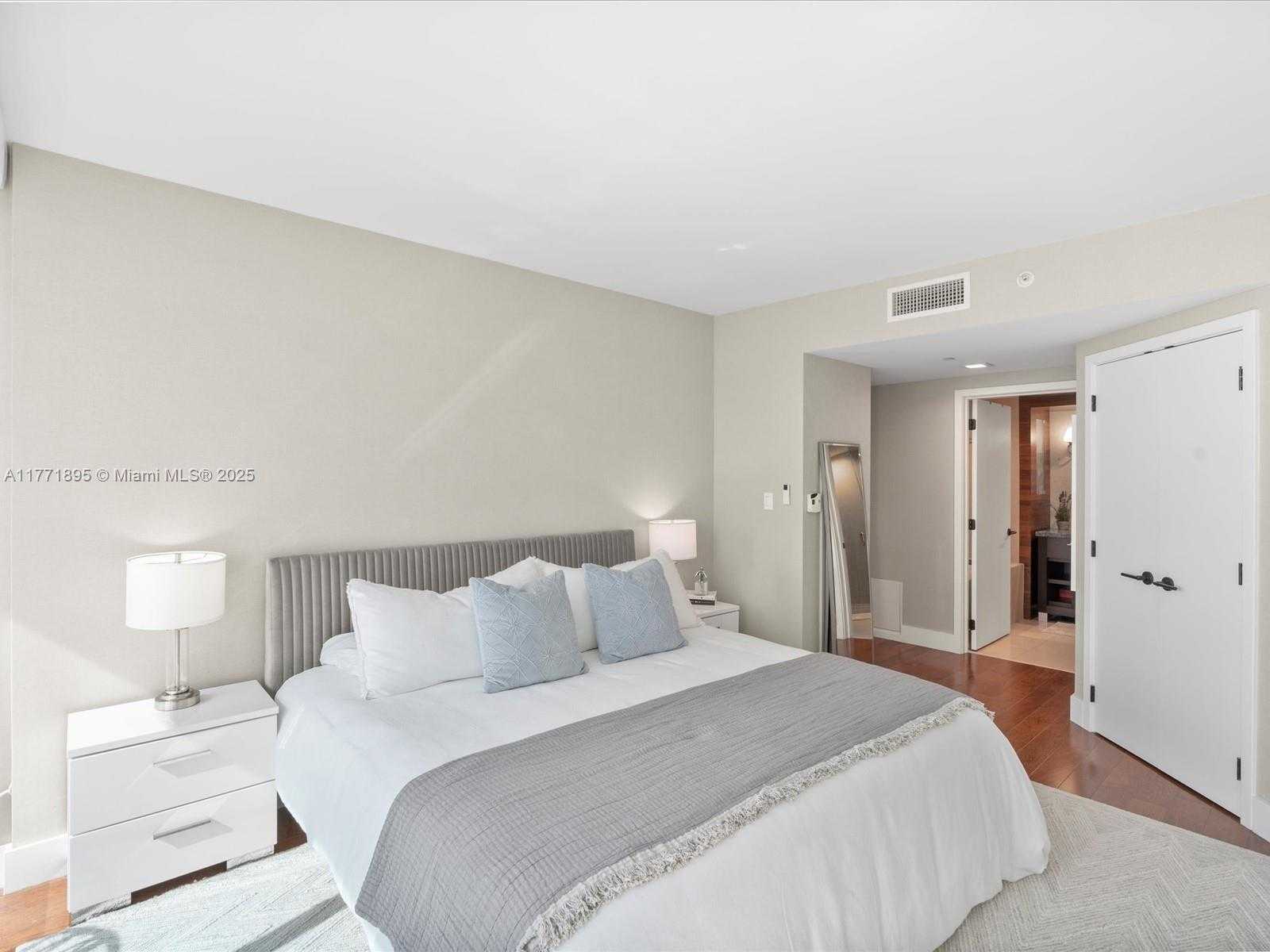 Small Image of 6801 COLLINS AVE #1402 Door (1412 Legal), Miami Beach Number 24