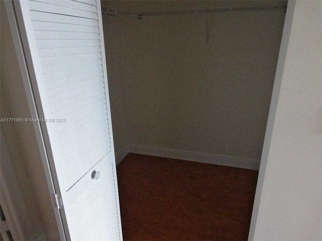 Small Image of 1800 NORTH BAYSHORE DR #1204, Miami Number 7