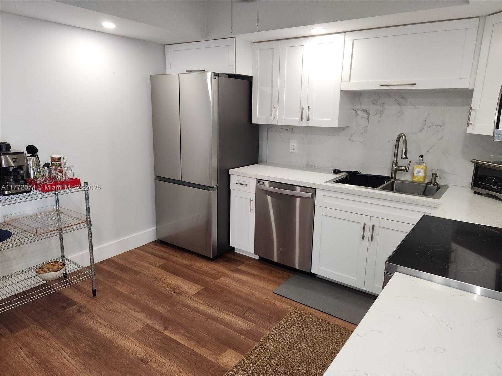 Small Image of 1001 91ST ST #706, Bay Harbor Islands Number 4