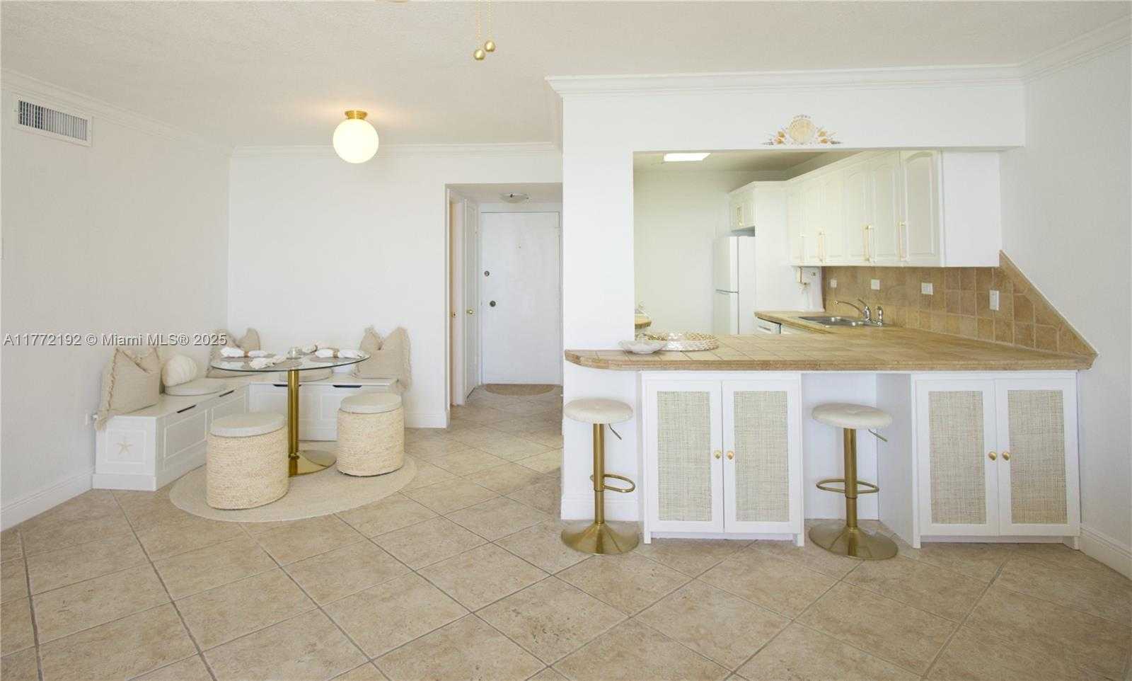 Small Image of 5555 COLLINS AVE #15M, Miami Beach Number 2