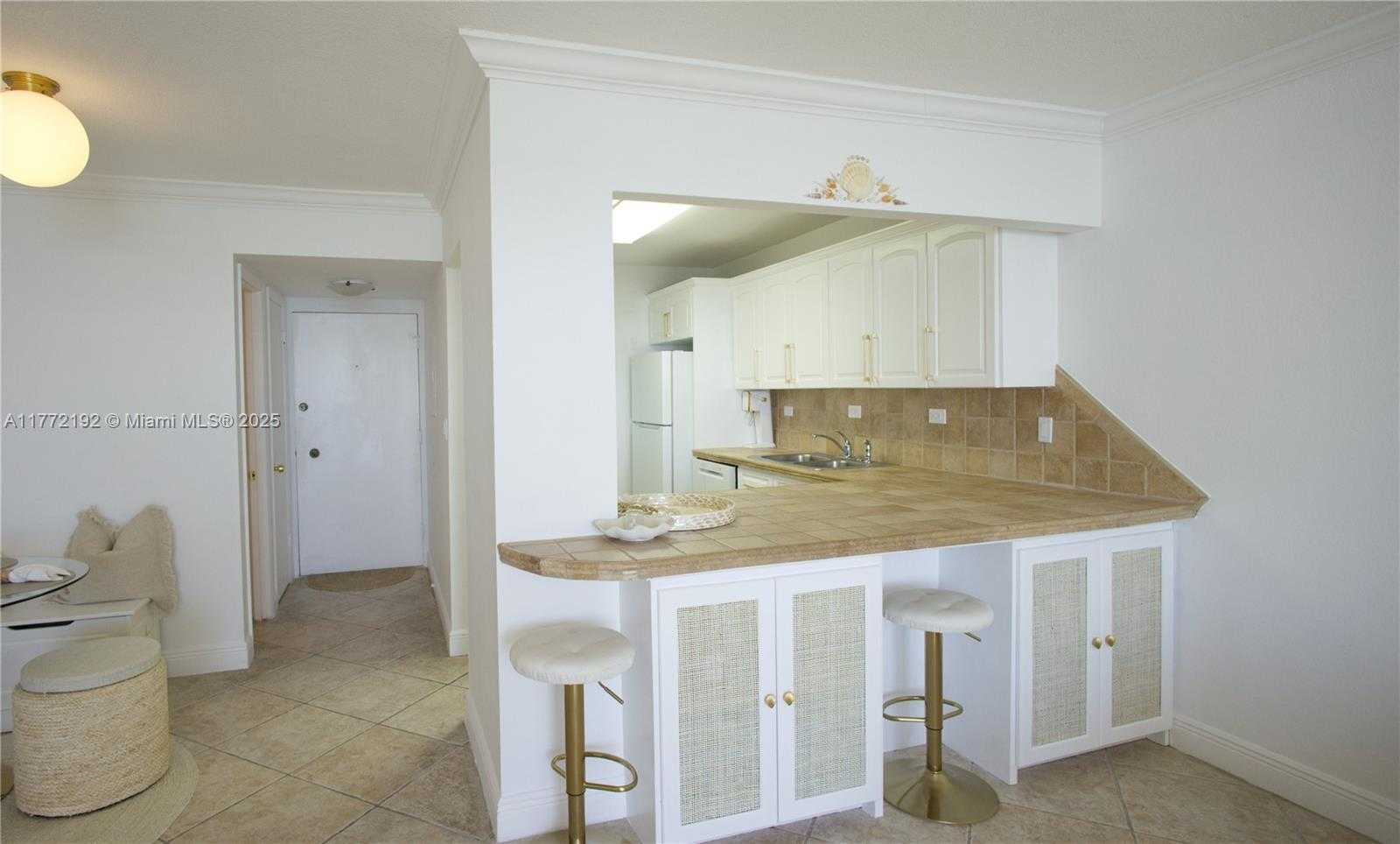 Small Image of 5555 COLLINS AVE #15M, Miami Beach Number 3