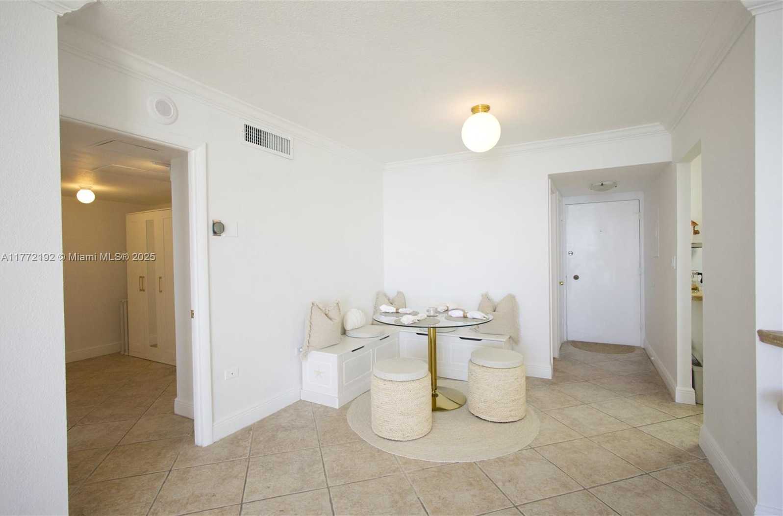Small Image of 5555 COLLINS AVE #15M, Miami Beach Number 4