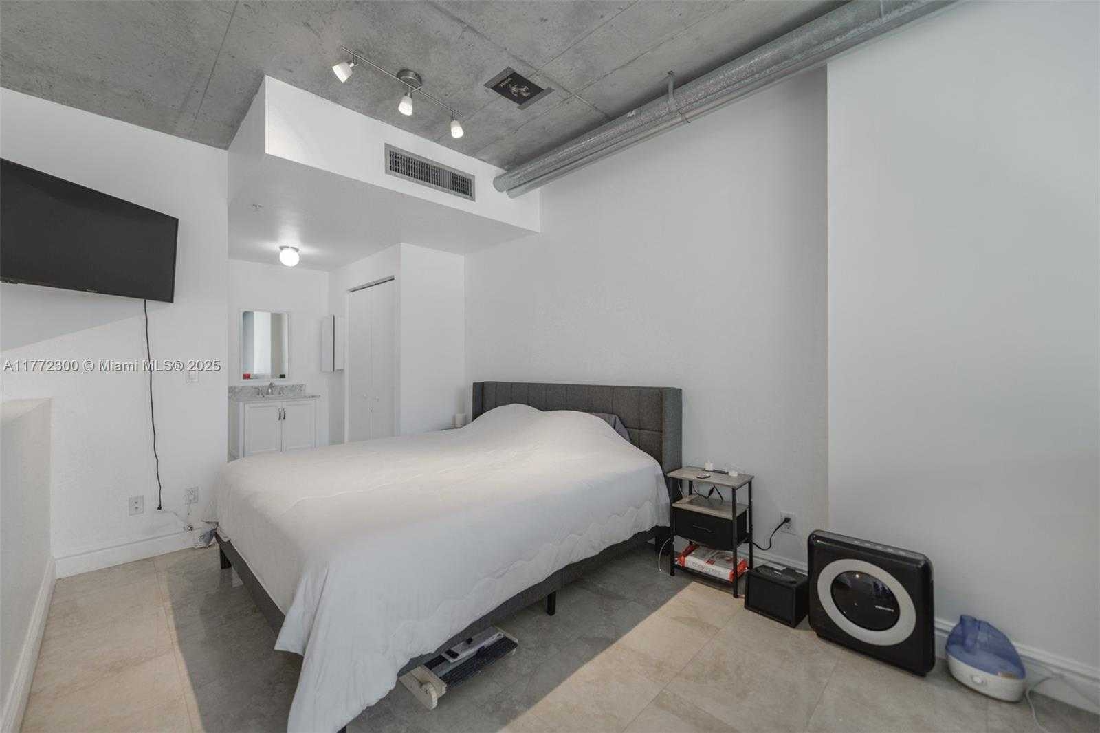 Small Image of 690 SOUTH WEST 1ST CT #1022, Miami Number 8