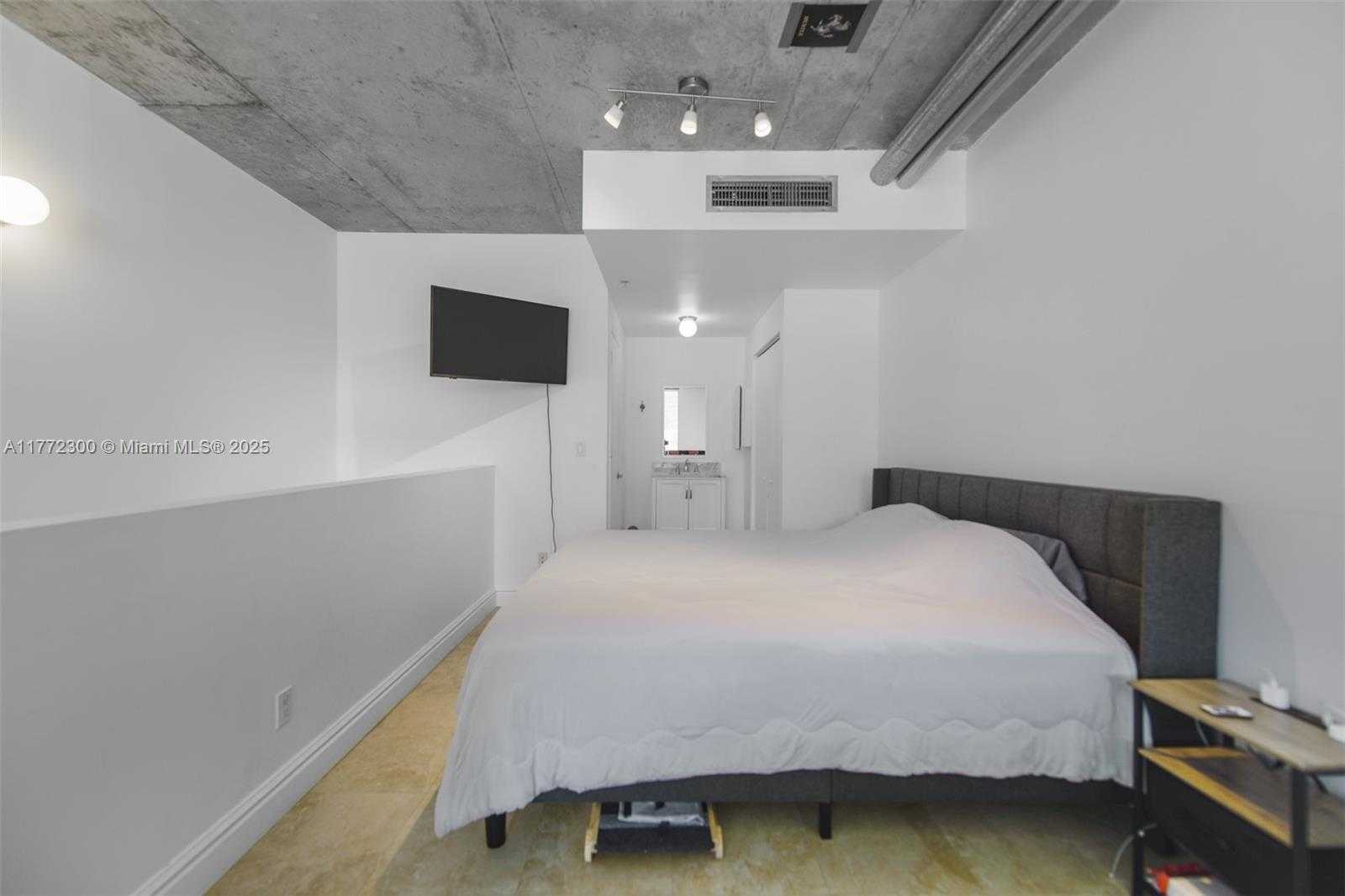 Small Image of 690 SOUTH WEST 1ST CT #1022, Miami Number 9