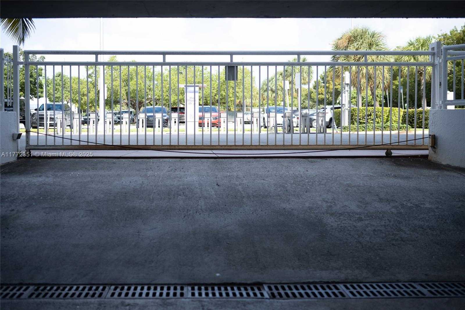 Small Image of 7832 COLLINS AVE #406, Miami Beach Number 4