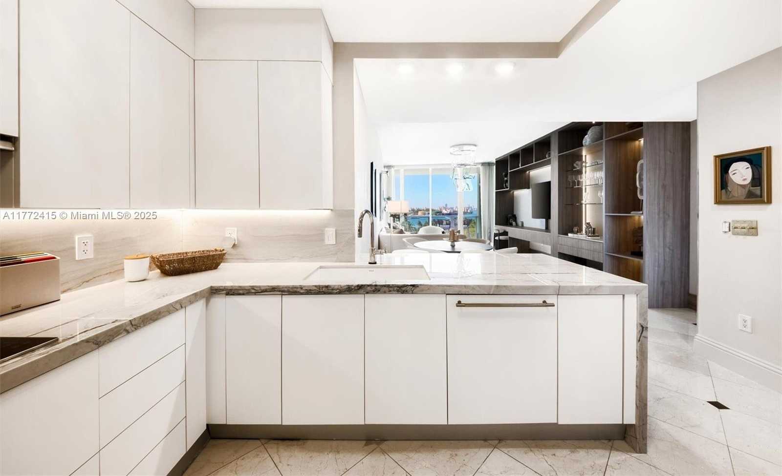 Small Image of 100 SOUTH POINTE DR #702, Miami Beach Number 10
