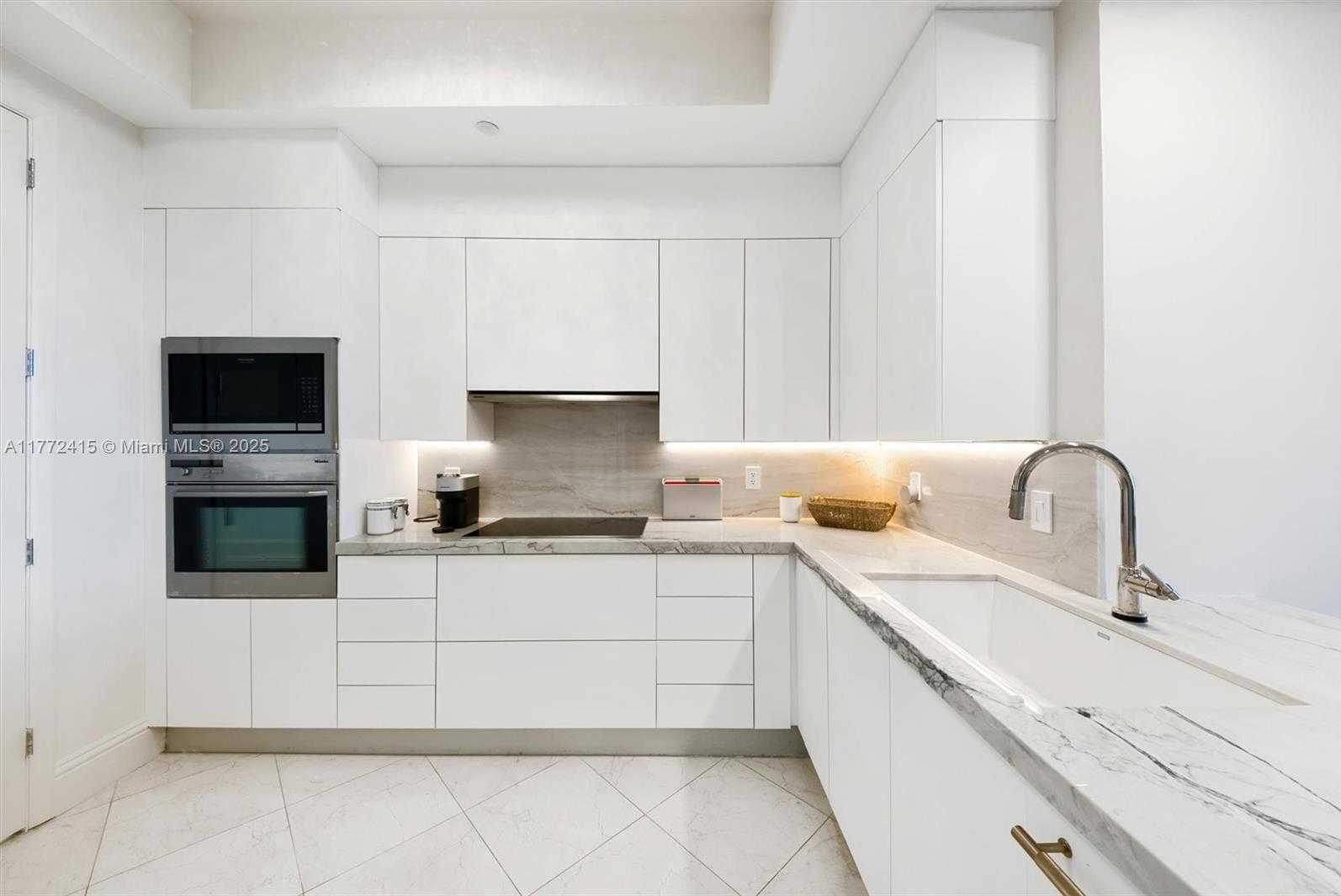 Small Image of 100 SOUTH POINTE DR #702, Miami Beach Number 11