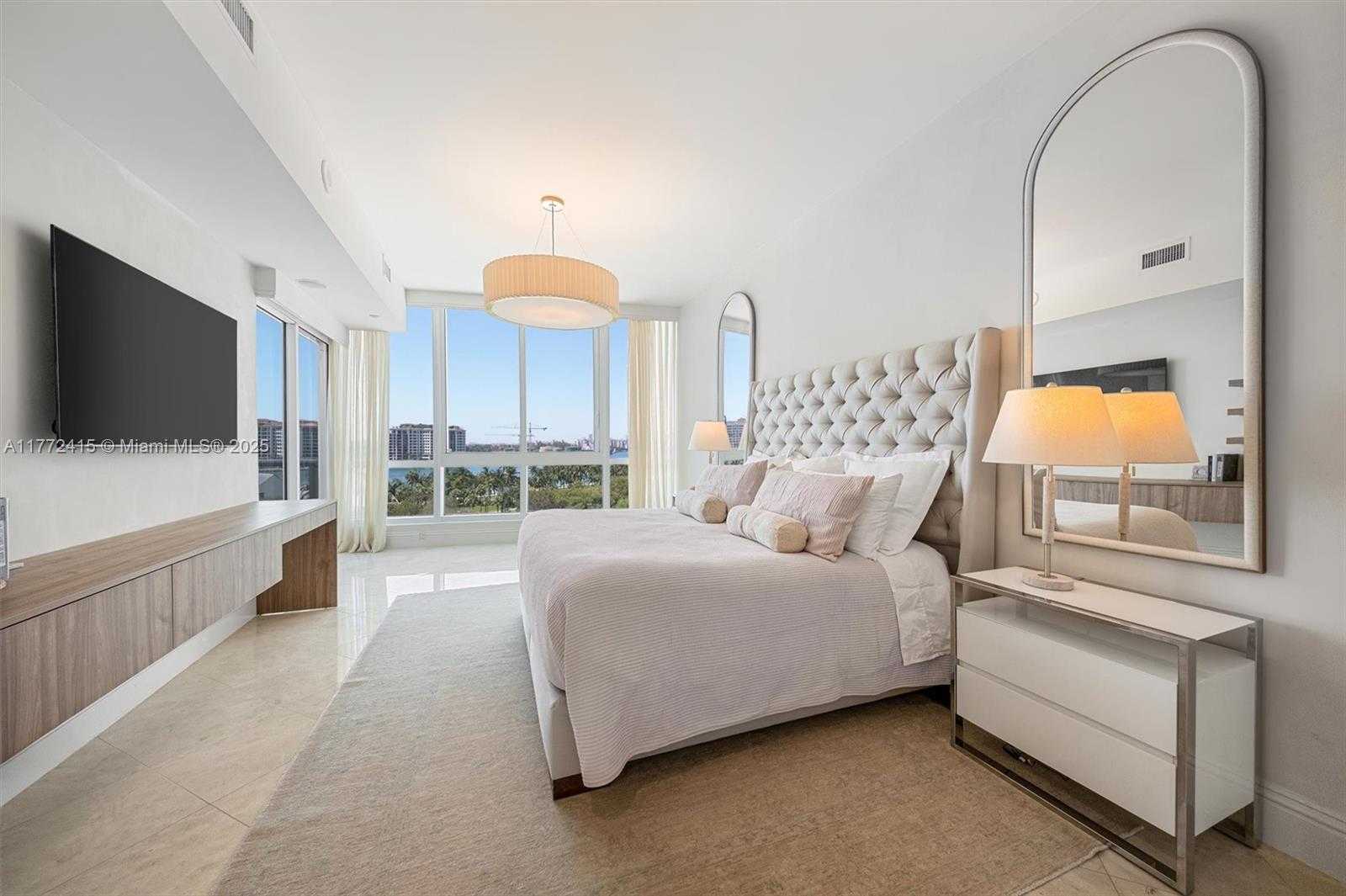 Small Image of 100 SOUTH POINTE DR #702, Miami Beach Number 16