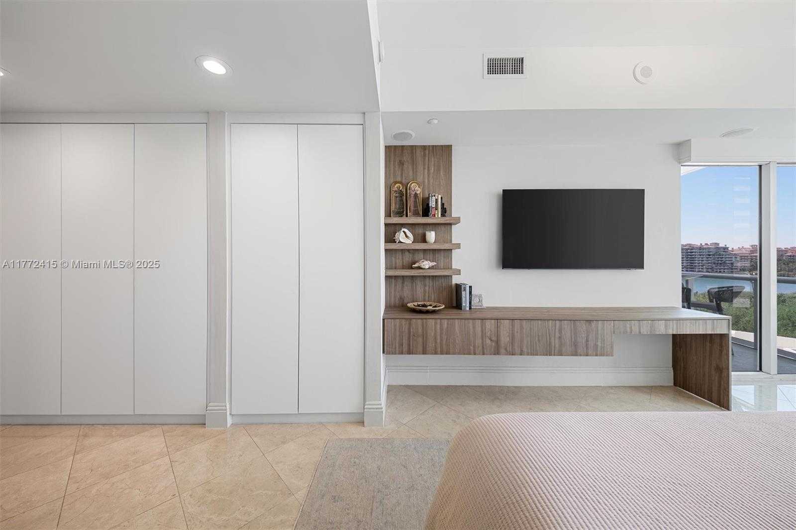 Small Image of 100 SOUTH POINTE DR #702, Miami Beach Number 17