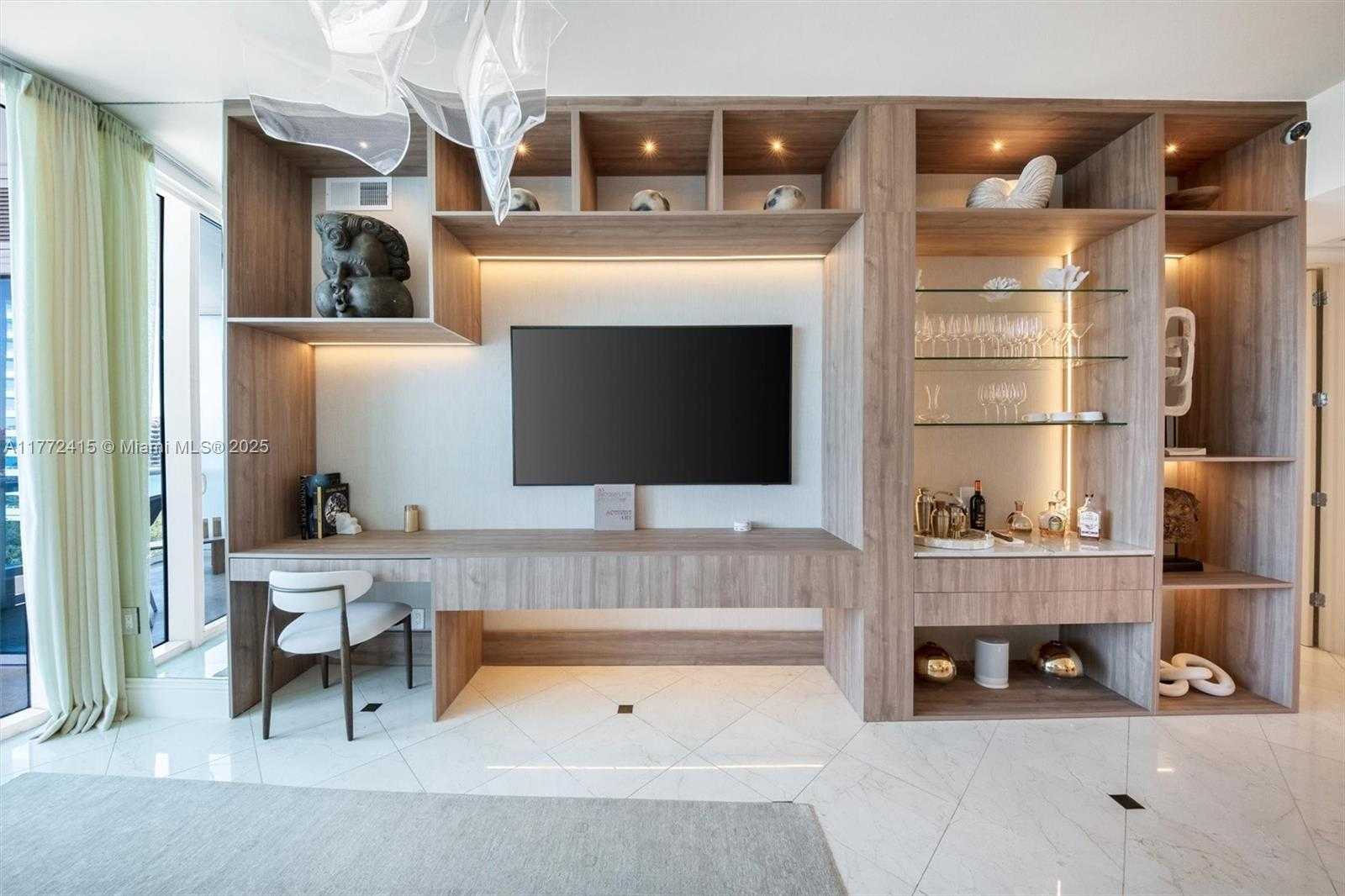 Small Image of 100 SOUTH POINTE DR #702, Miami Beach Number 3