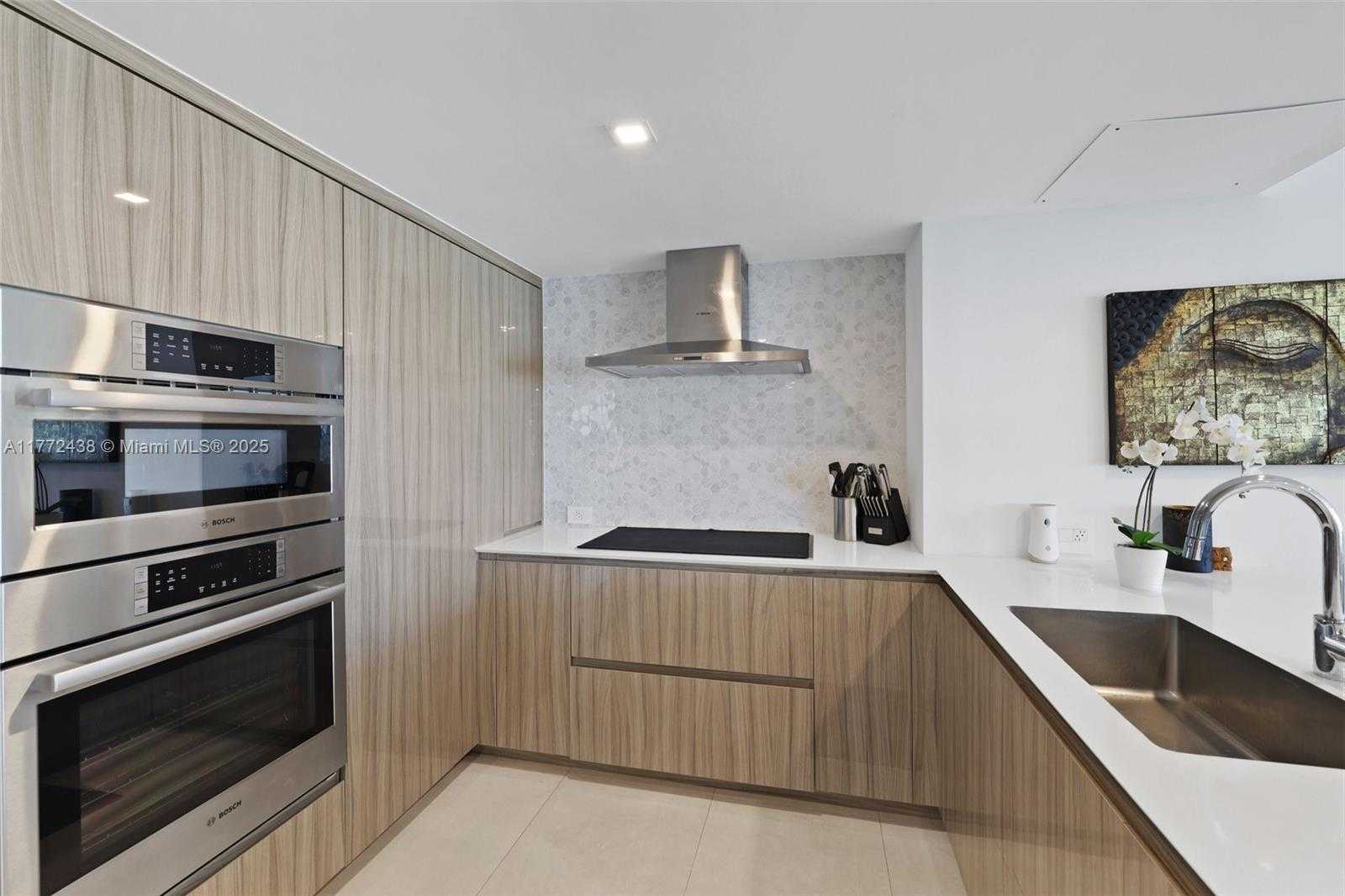 Small Image of 5401 COLLINS AVE #1407, Miami Beach Number 8