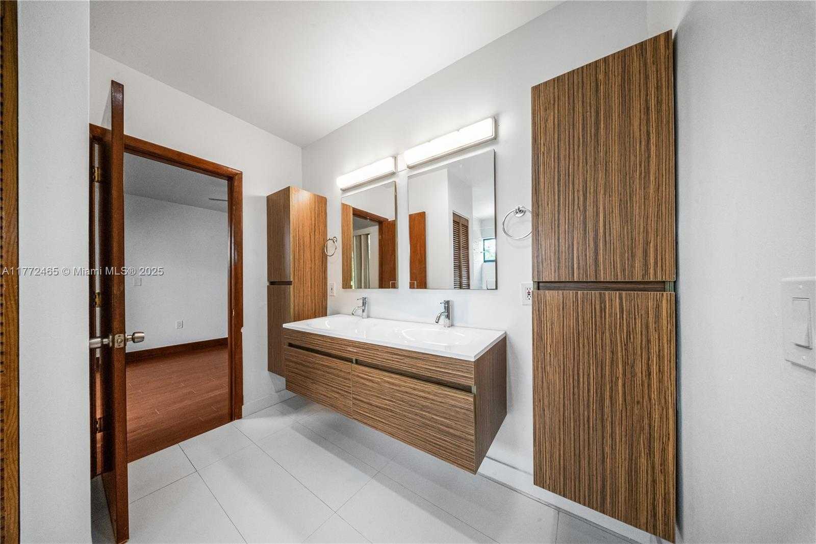 Small Image of 511 VITTORIO AVE, Coral Gables Number 16