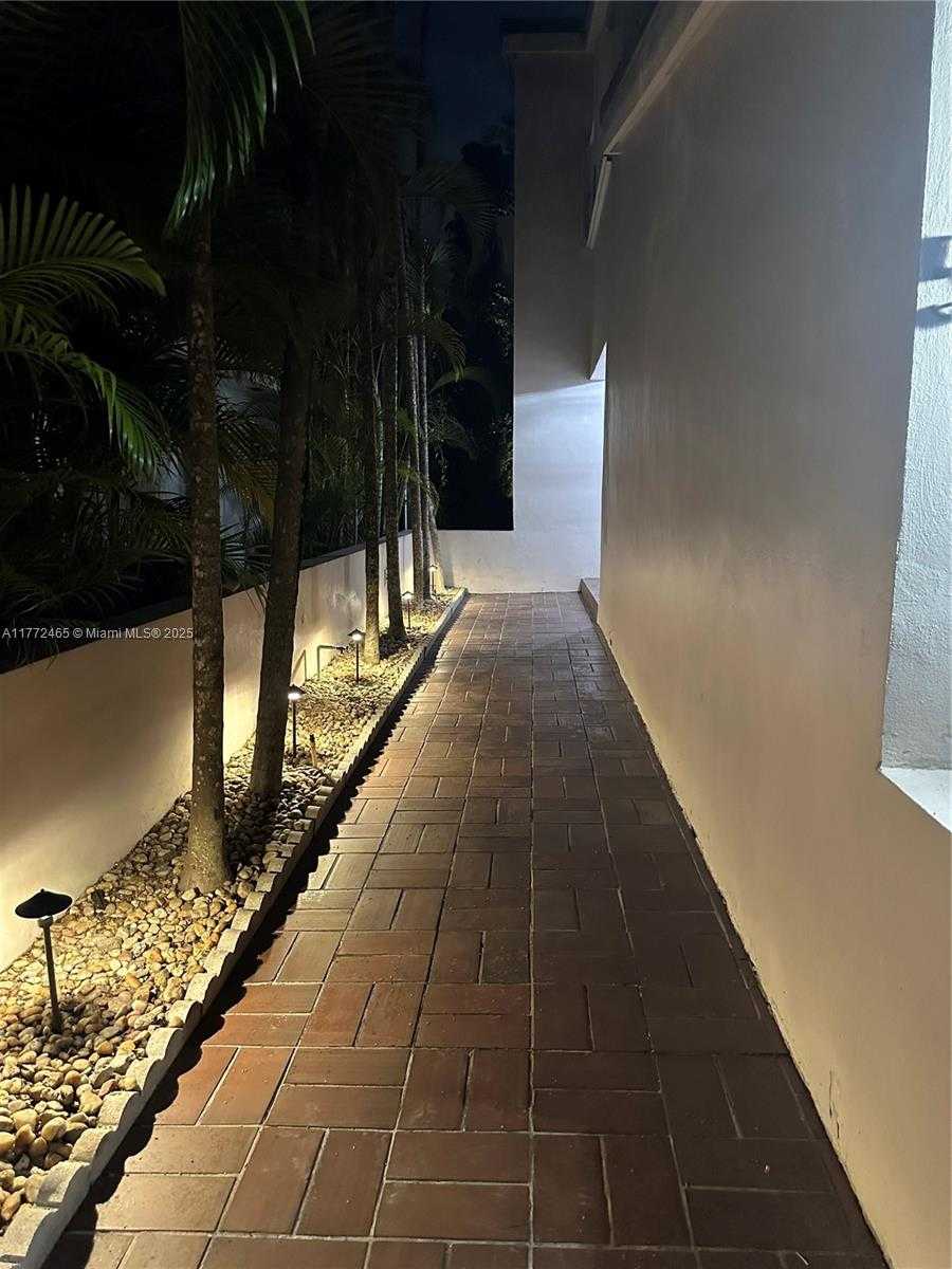 Small Image of 511 VITTORIO AVE, Coral Gables Number 36
