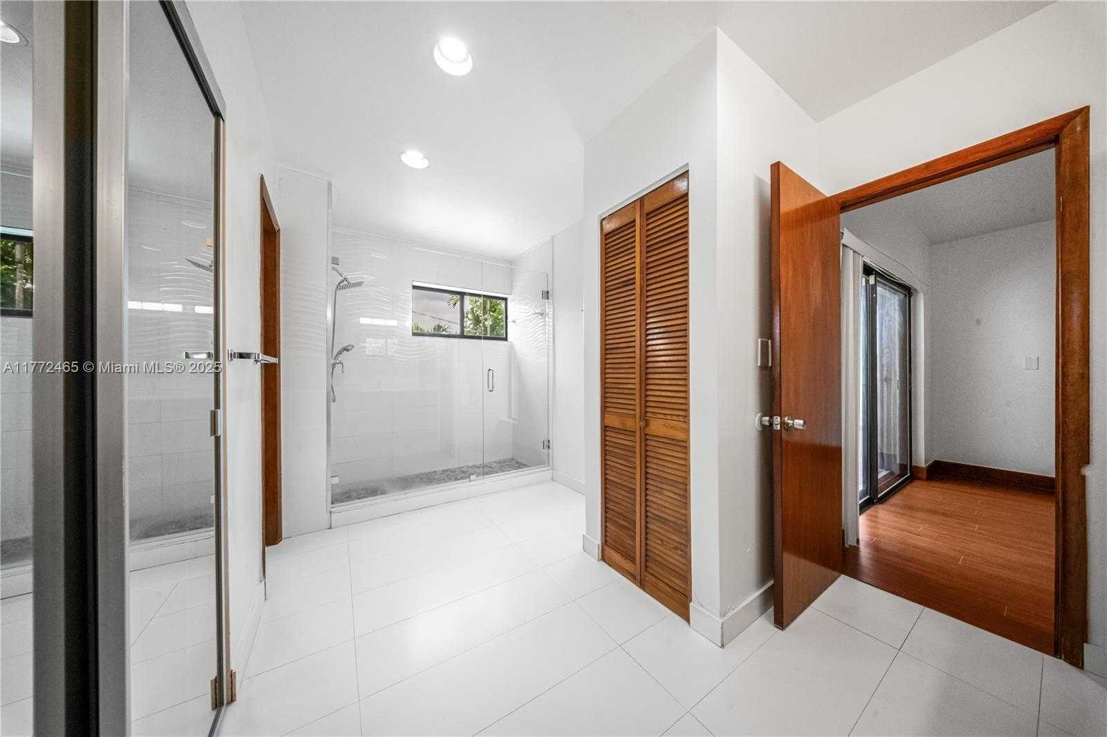 Small Image of 511 VITTORIO AVE, Coral Gables Number 44