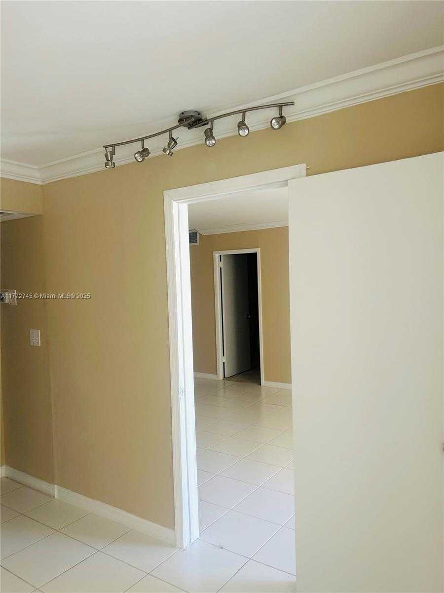 Small Image of 5701 COLLINS AVE #812, Miami Beach Number 13