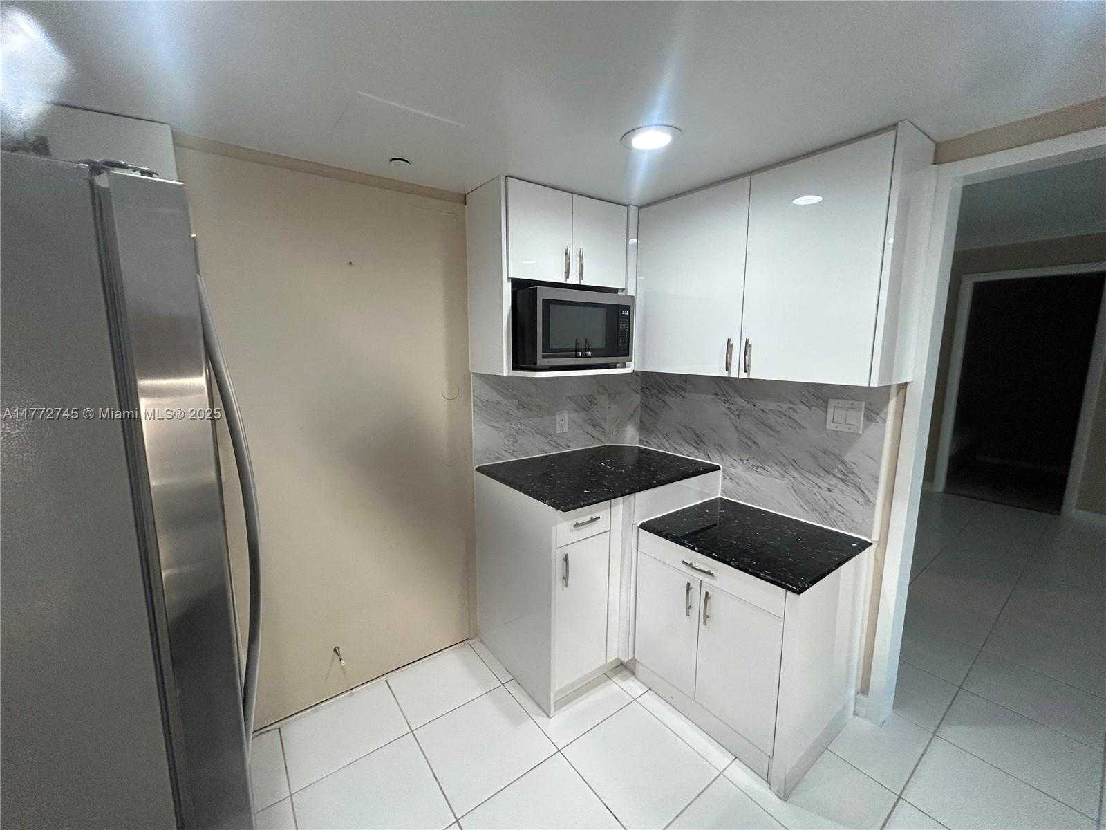 Small Image of 5701 COLLINS AVE #812, Miami Beach Number 2