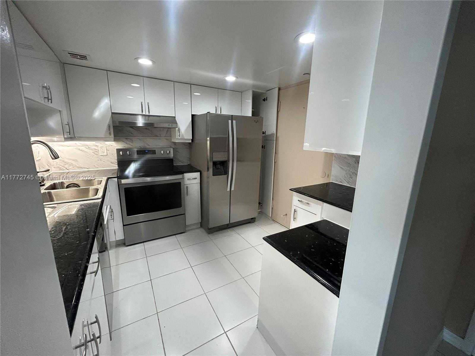 Small Image of 5701 COLLINS AVE #812, Miami Beach Number 3