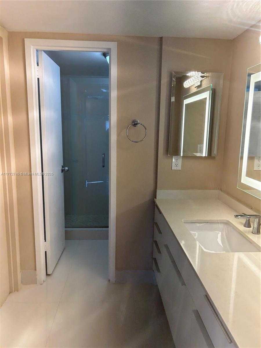 Small Image of 5701 COLLINS AVE #812, Miami Beach Number 8