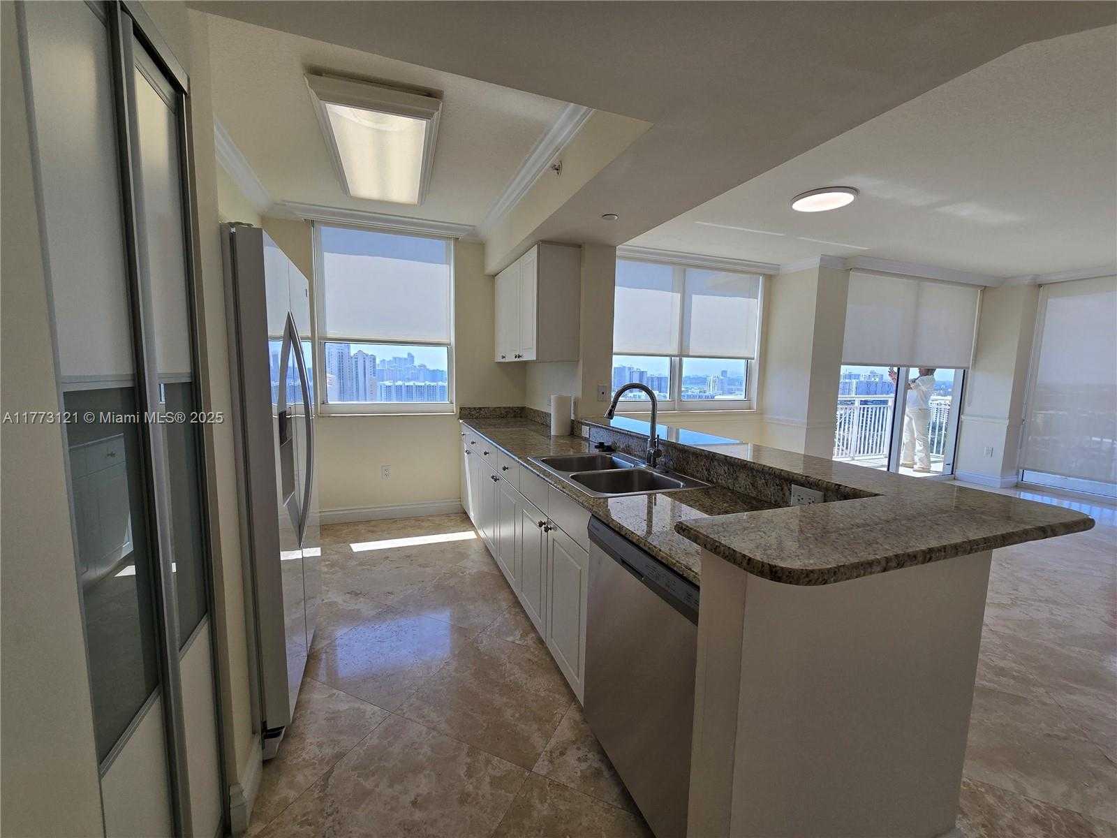 Small Image of 19501 WEST COUNTRY CLUB DR #2508, Aventura Number 4