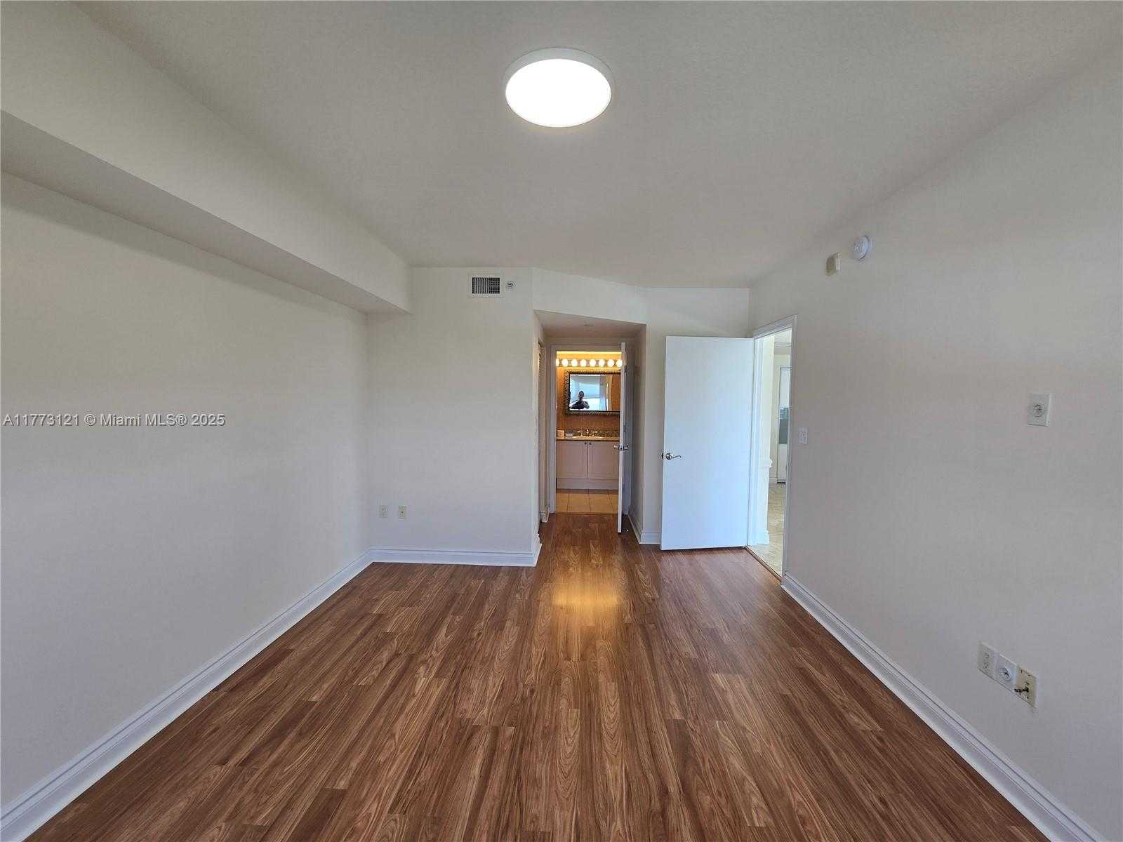 Small Image of 19501 WEST COUNTRY CLUB DR #2508, Aventura Number 6