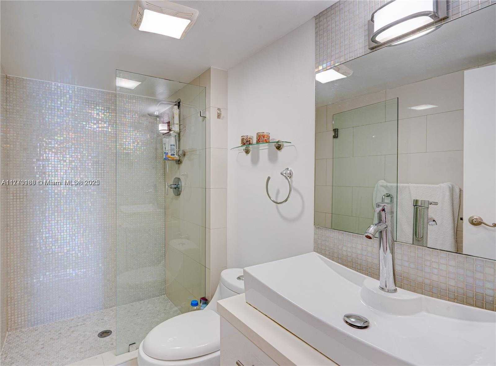 Small Image of 100 BAYVIEW DR #428, Sunny Isles Beach Number 25