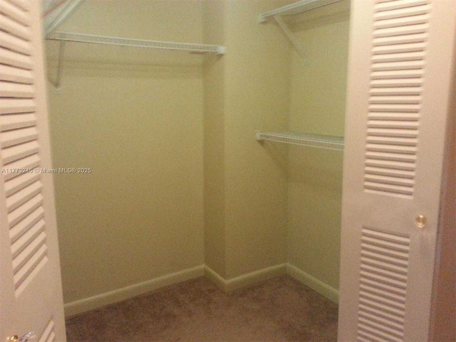 Small Image of 3300 #1417, Aventura Number 15