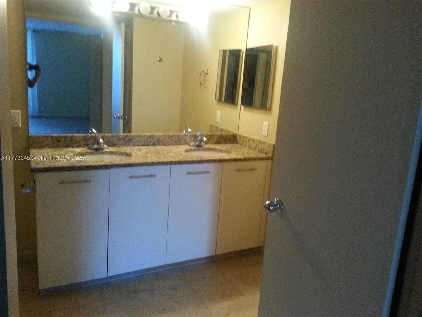 Small Image of 3300 #1417, Aventura Number 20