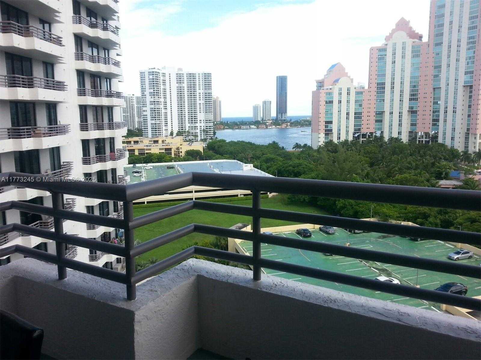 Small Image of 3300 #1417, Aventura Number 4