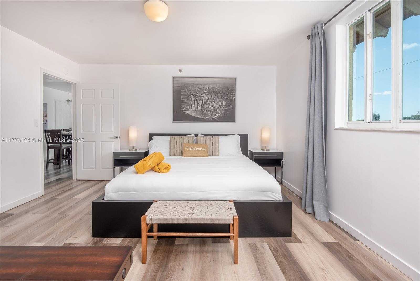 Small Image of Surfside Number 10