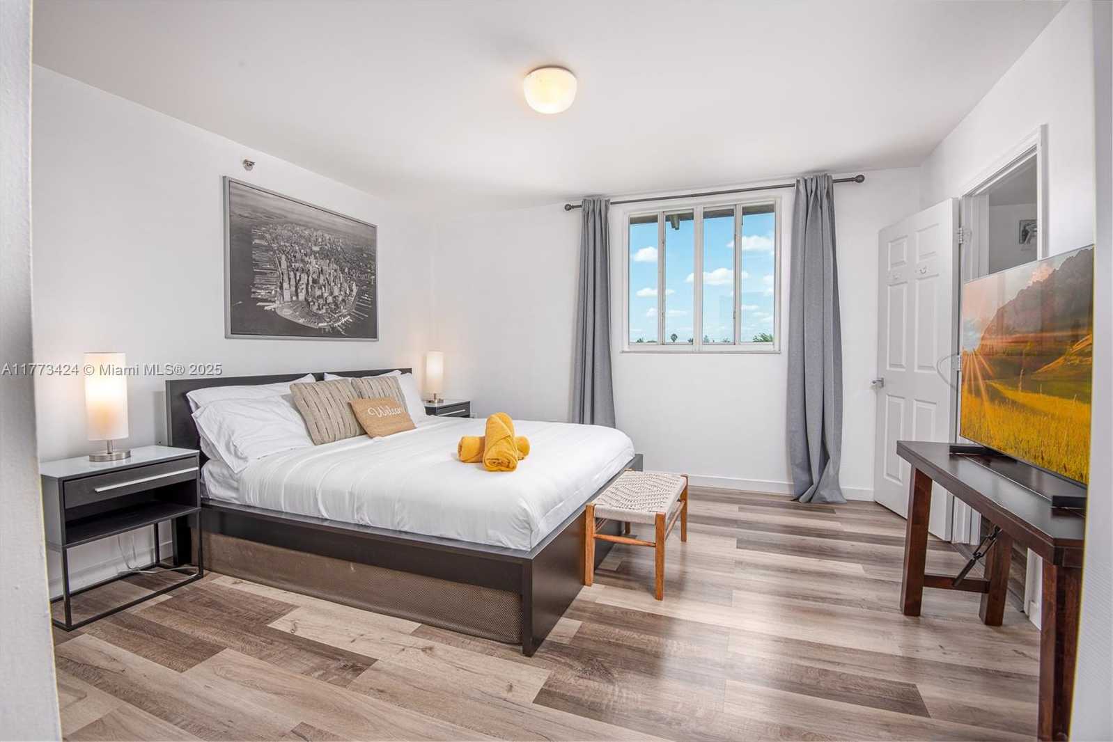 Small Image of Surfside Number 11