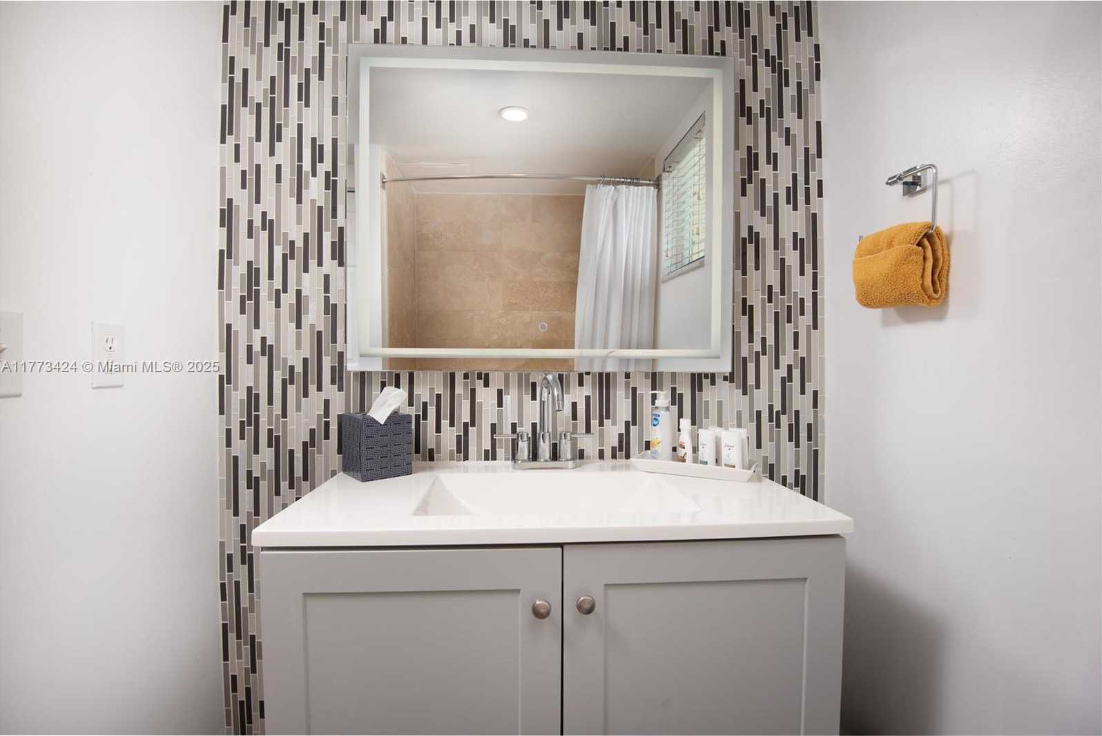 Small Image of Surfside Number 13