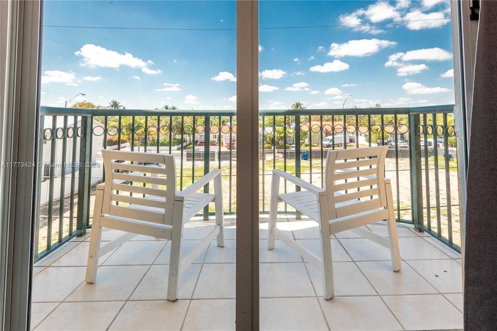 Small Image of Surfside Number 17