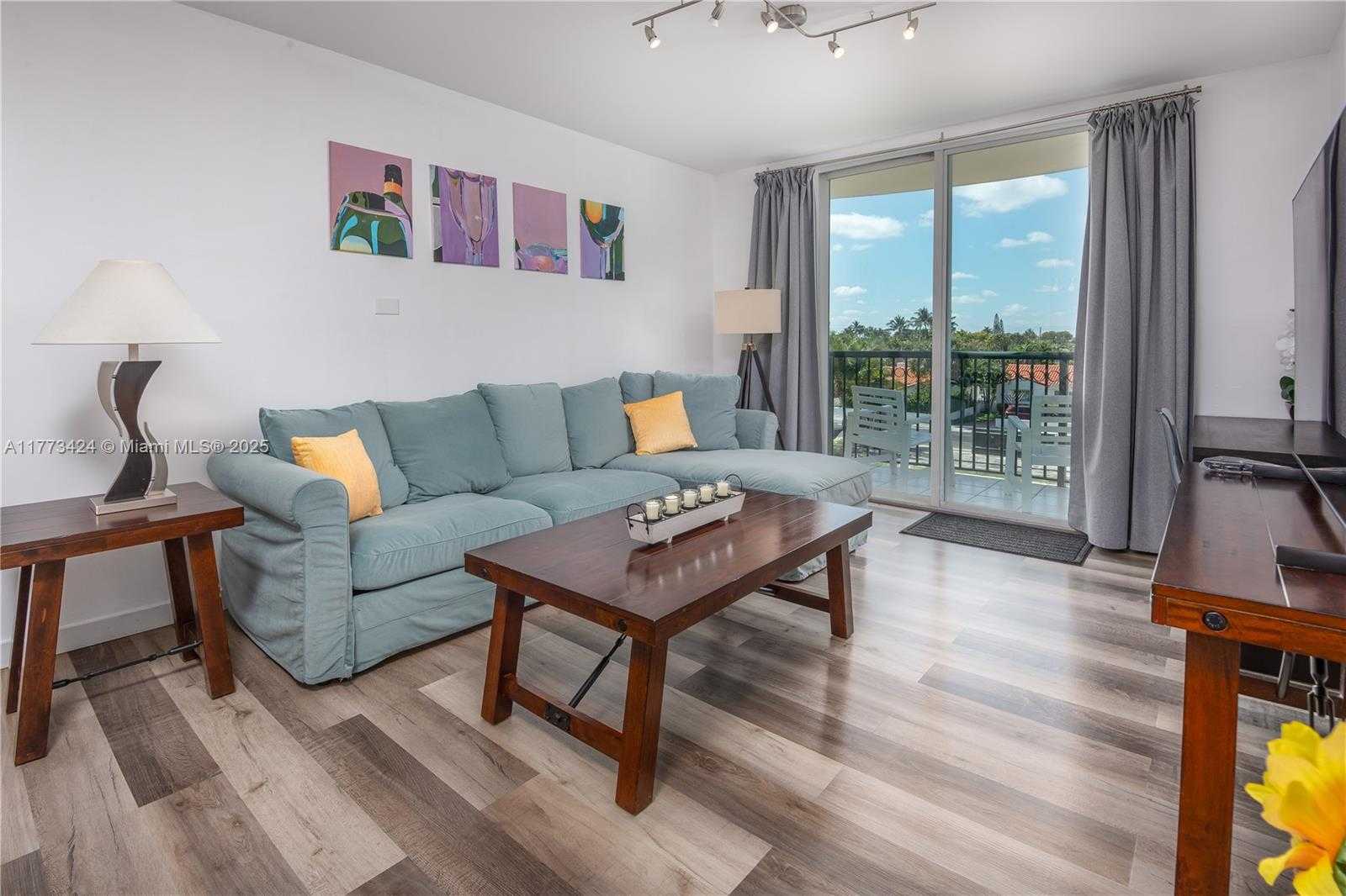 Small Image of Surfside Number 8