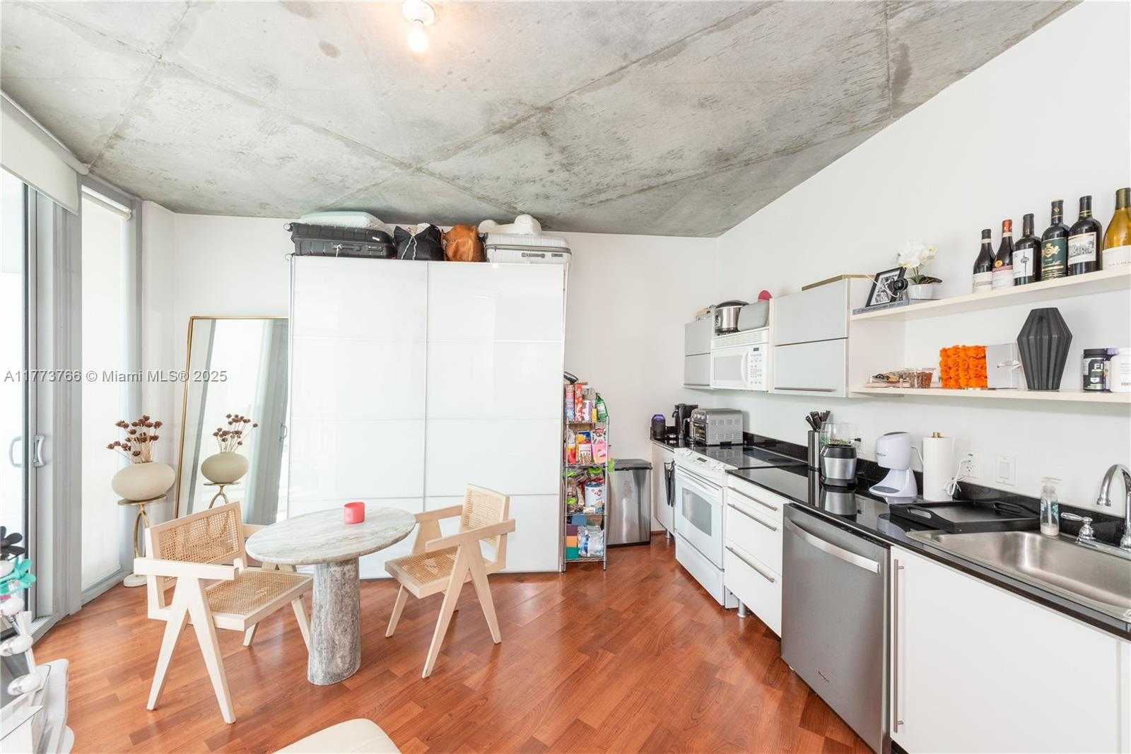 Small Image of 690 SW 1ST CT #1034, Miami Number 6