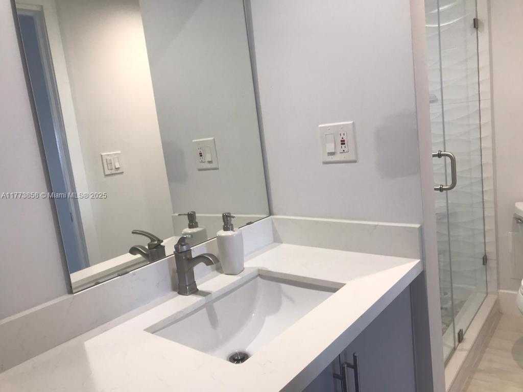 Small Image of 20515 E Country Club Dr, Aventura, FL 33180, USA Number 13