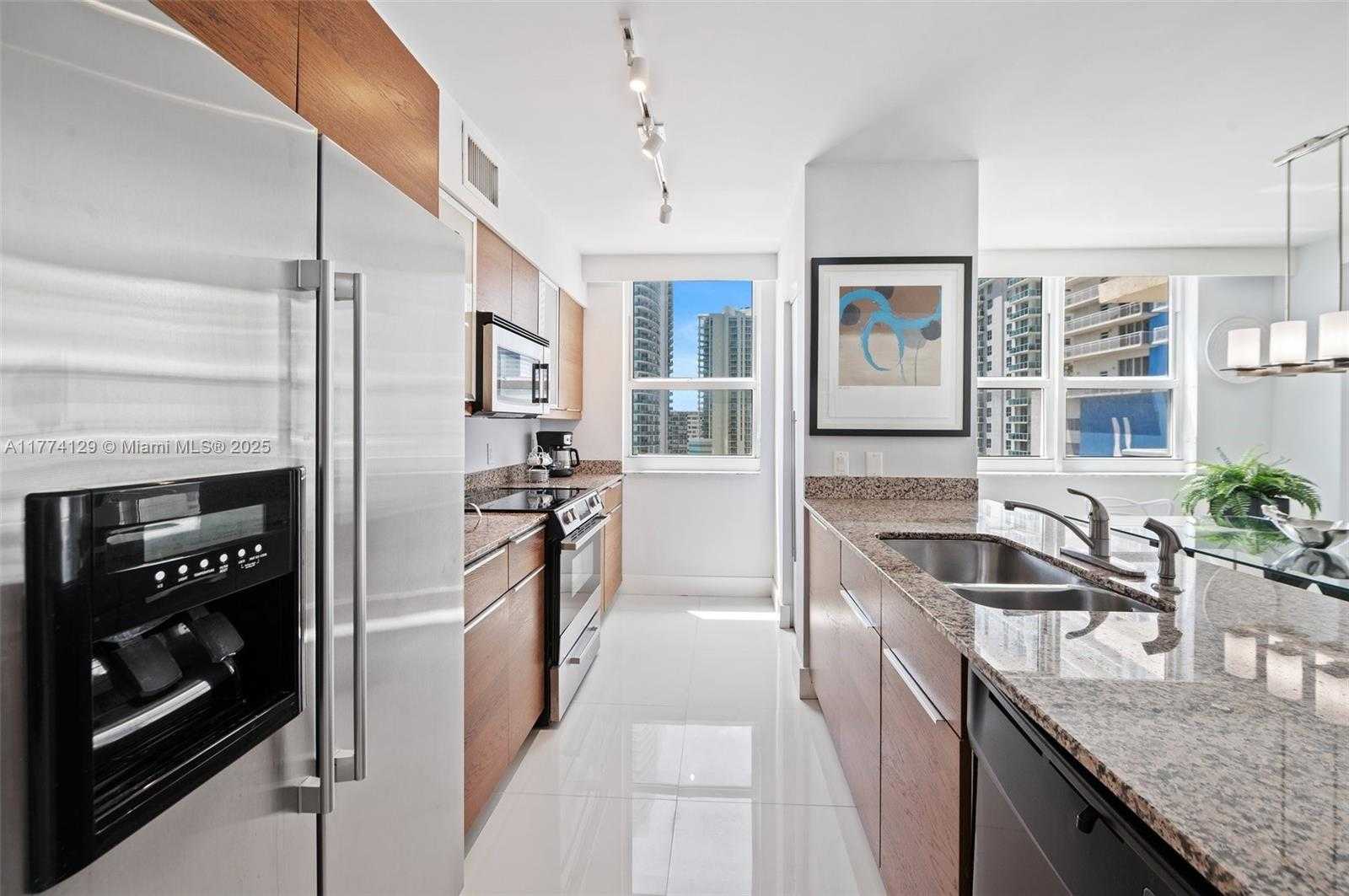 Small Image of 1155 BRICKELL BAY DR #1001, Miami Number 4