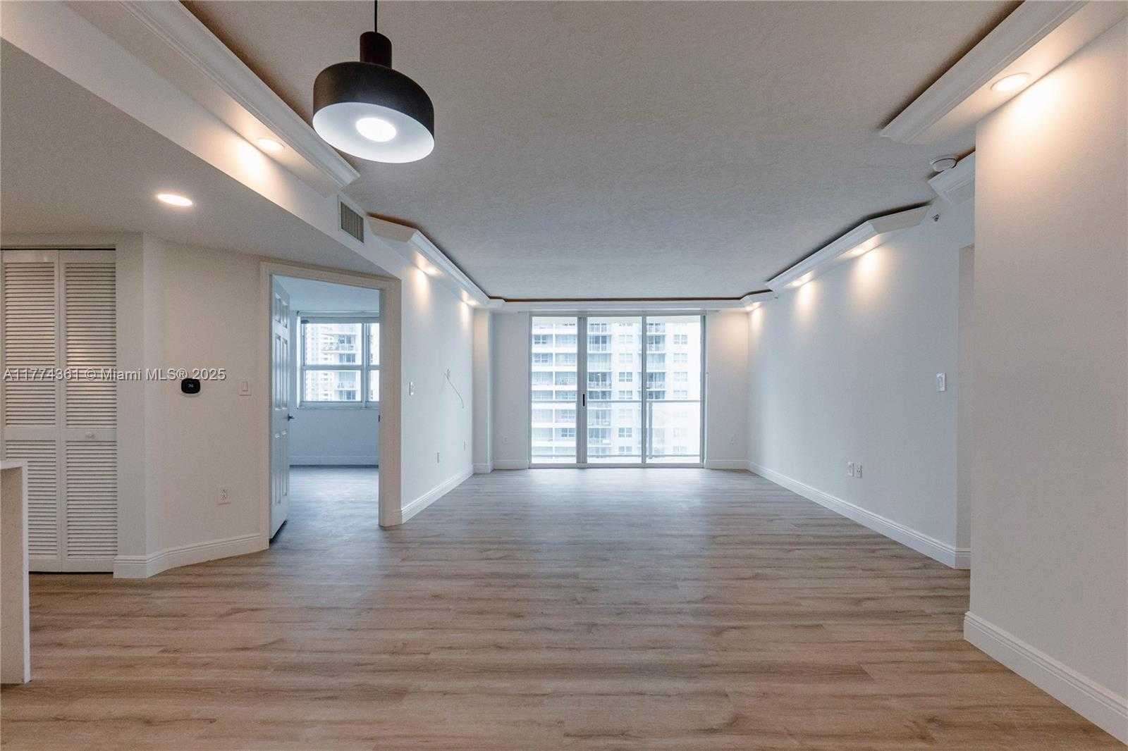 Small Image of 1155 BRICKELL BAY DR #2204, Miami Number 3