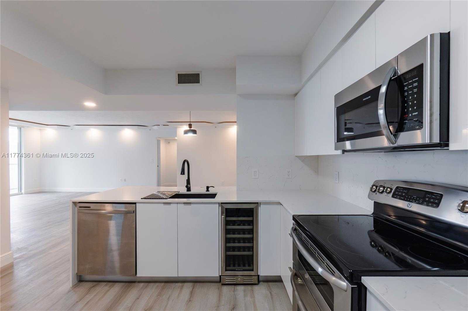 Small Image of 1155 BRICKELL BAY DR #2204, Miami Number 4