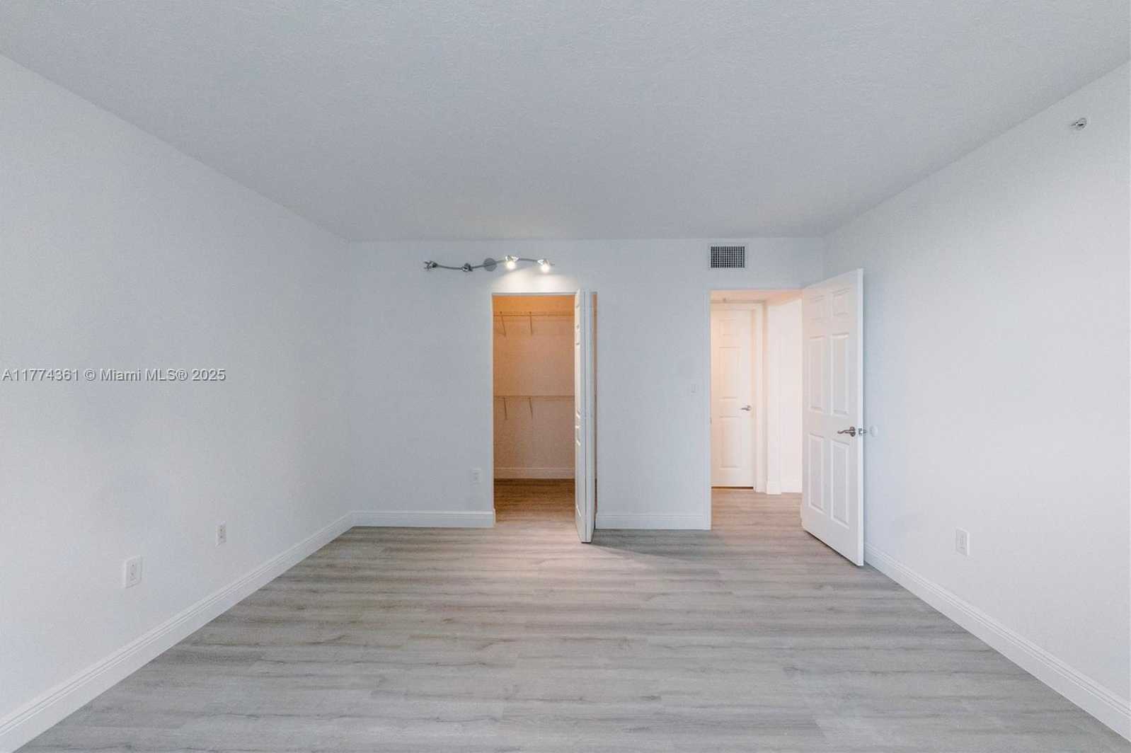 Small Image of 1155 BRICKELL BAY DR #2204, Miami Number 5