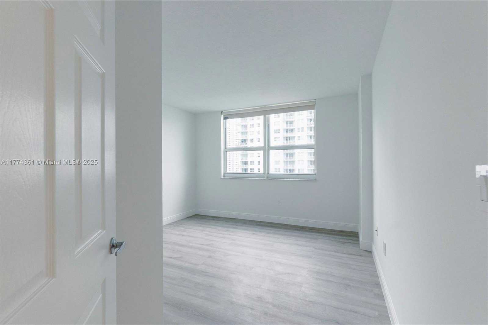 Small Image of 1155 BRICKELL BAY DR #2204, Miami Number 9