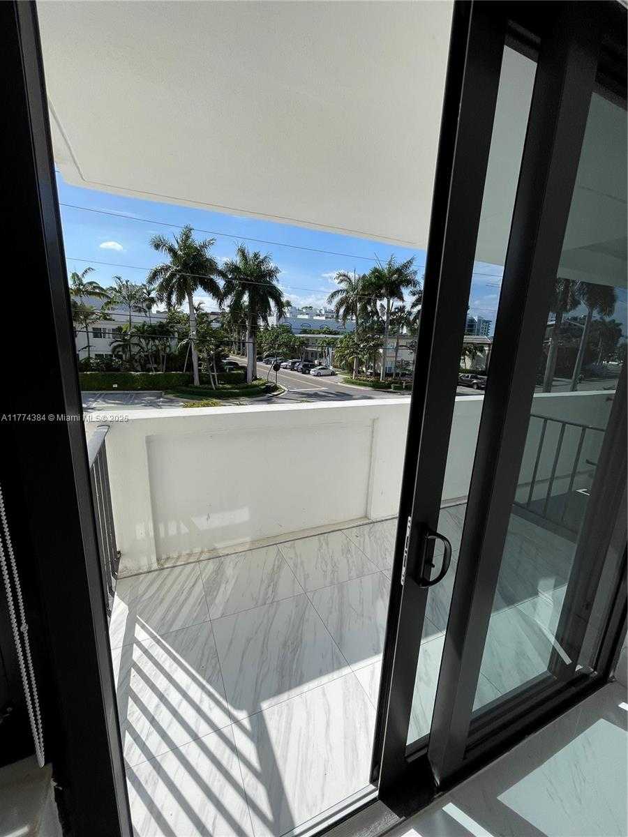 Small Image of 10101 EAST BAY HARBOR DR #201, Bay Harbor Islands Number 12