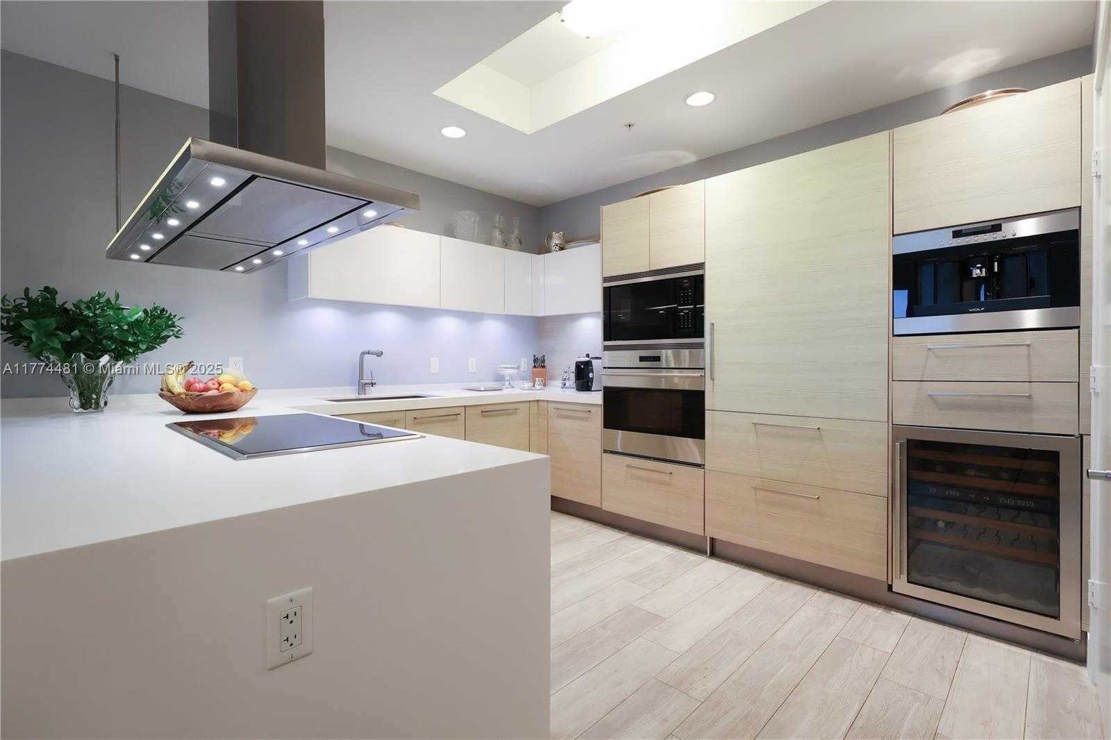 Small Image of 17301 BISCAYNE BLVD #LPH4, North Miami Beach Number 12