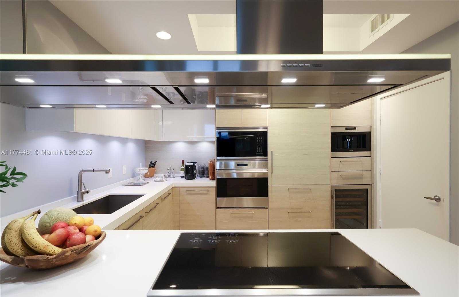 Small Image of 17301 BISCAYNE BLVD #LPH4, North Miami Beach Number 14
