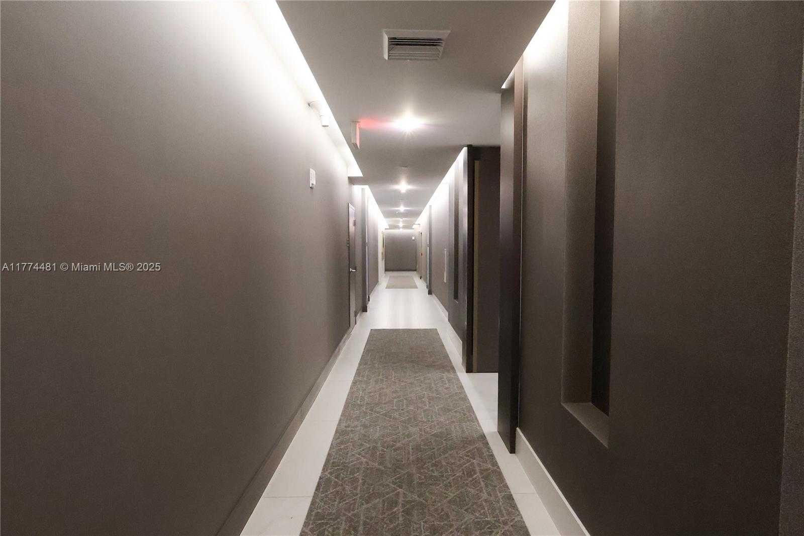 Small Image of 17301 BISCAYNE BLVD #LPH4, North Miami Beach Number 46