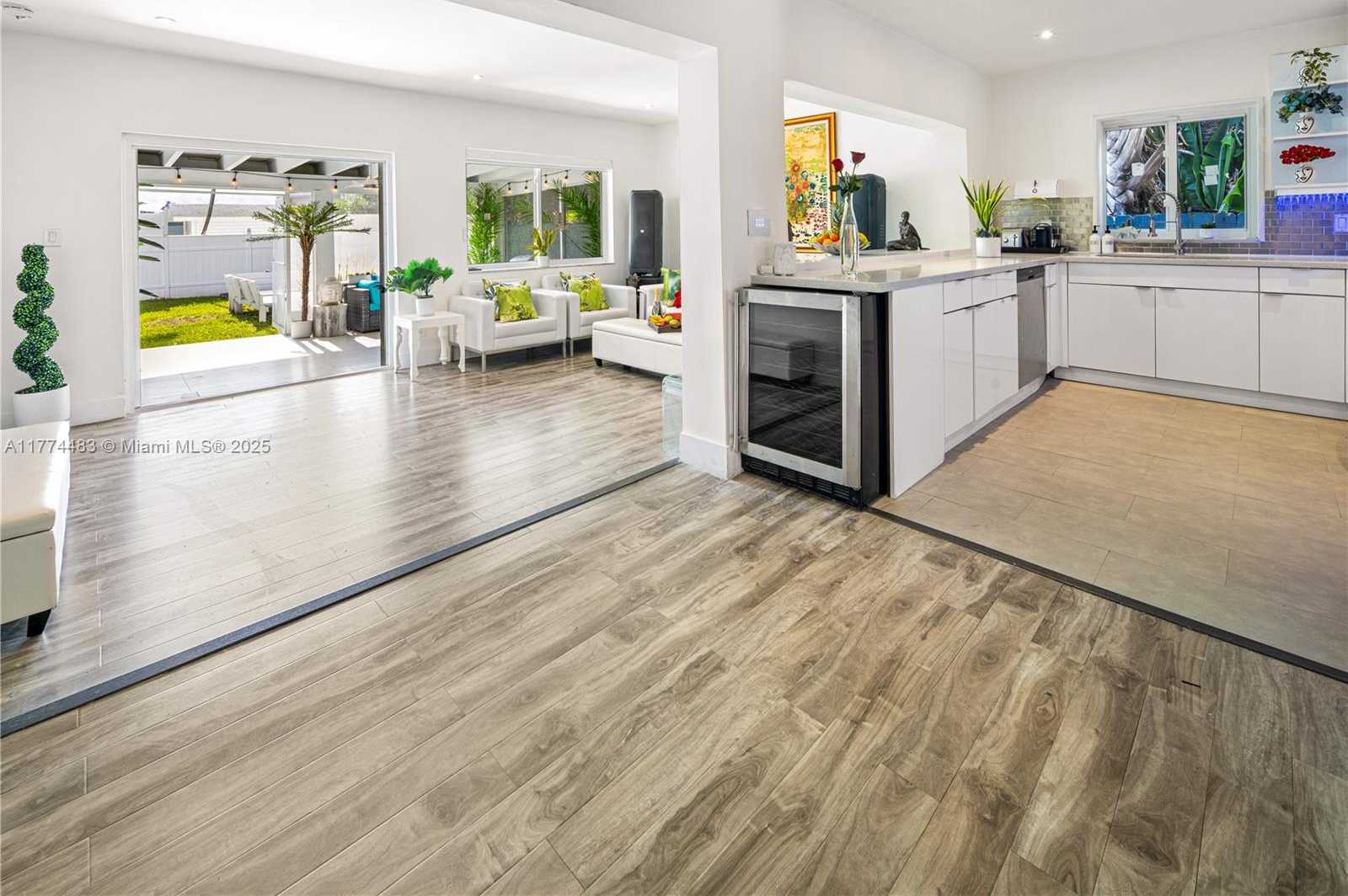 Small Image of 1460 MARSEILLE DR, Miami Beach Number 18